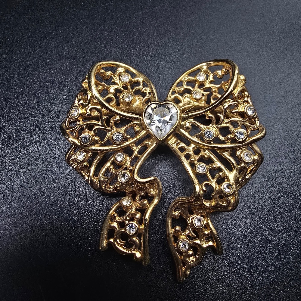 Avon 1997 Openwork Bow Brooch Filigree Gold Tone Rhinestone Vintage
